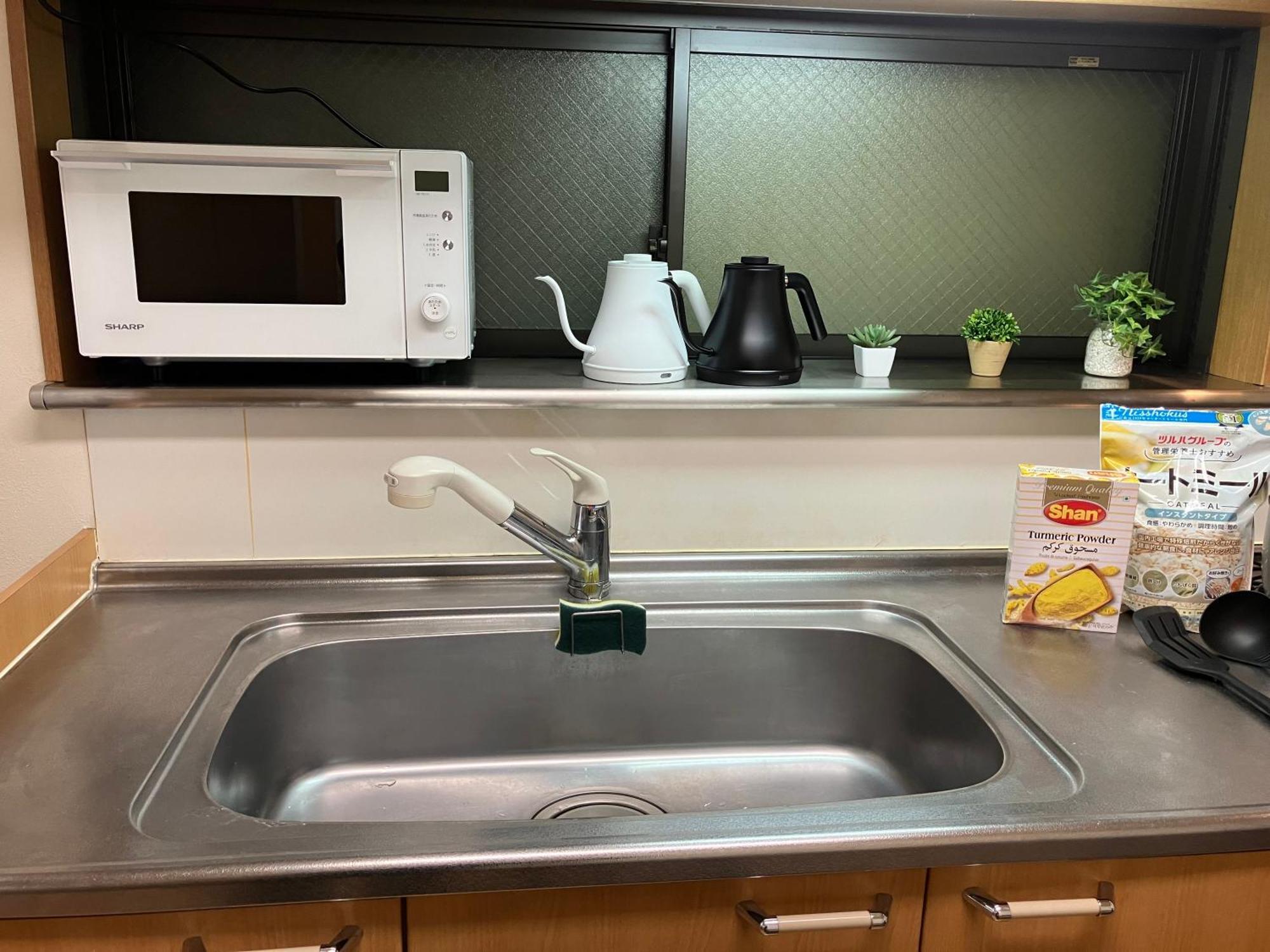 Entire Beside Asakusa, Ueno, Akihabara And Skytree Tower Between 3 Train Stations And Contains 3 Bedrooms, 2 Bathrooms And 2 Toilets For 14 Guests * Tokio